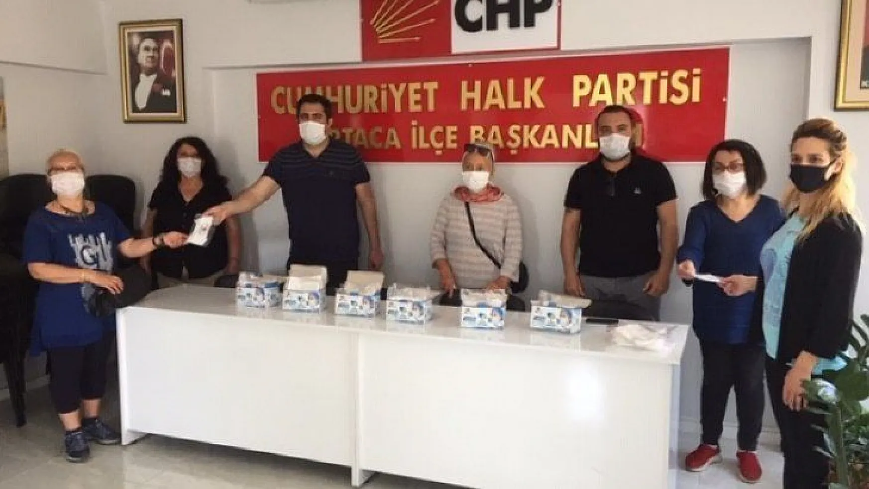CHP Ortaca, kendi imkanları ile ürettiği maskeleri vatandaşa ulaştırıyor