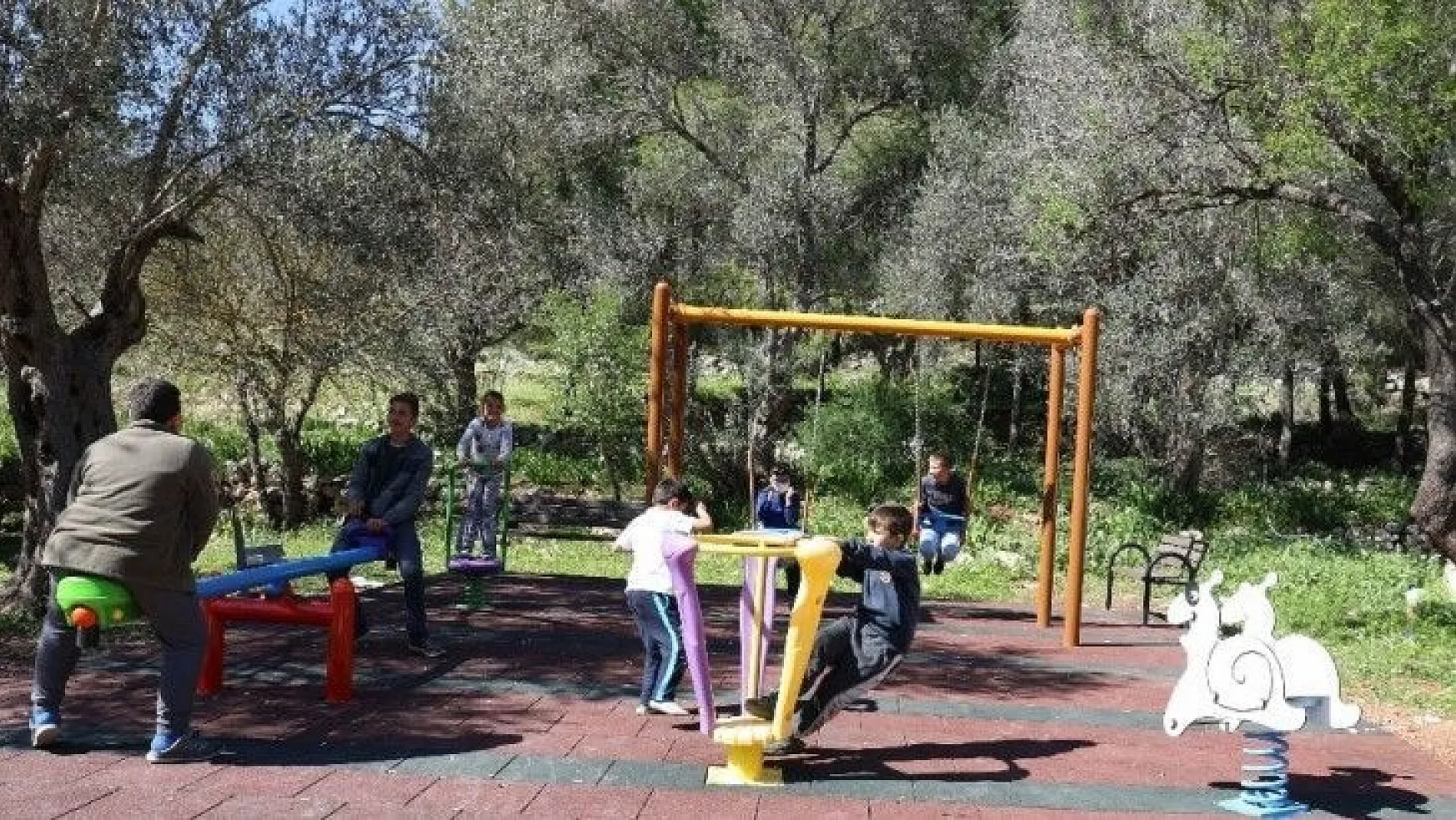 Çocuklar oyun parkına kavuşmanın mutluluğunu yaşadı