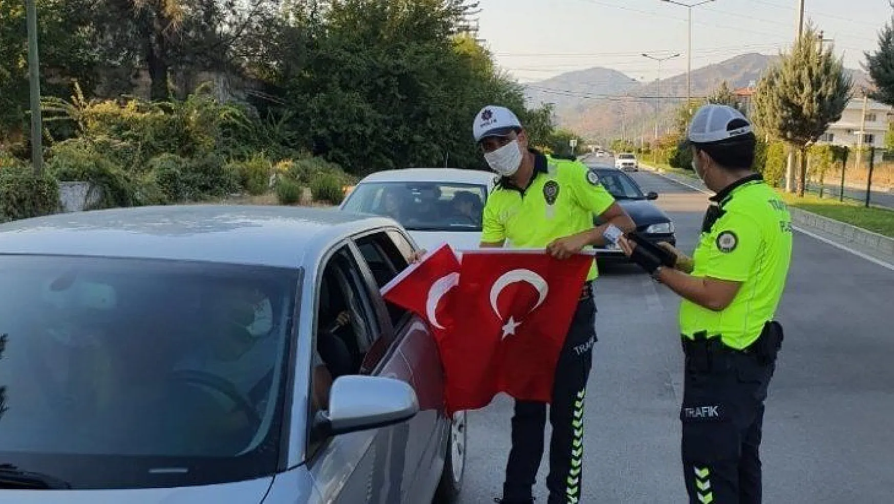 Dalaman Polisi Türk Bayrağı Dağıttı
