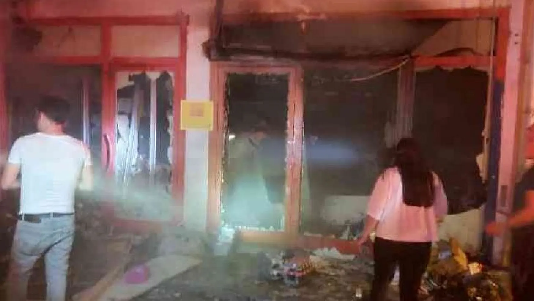 Datça'da bir zincir market şubesinde çıkan yangında maddi hasar meydana geldi