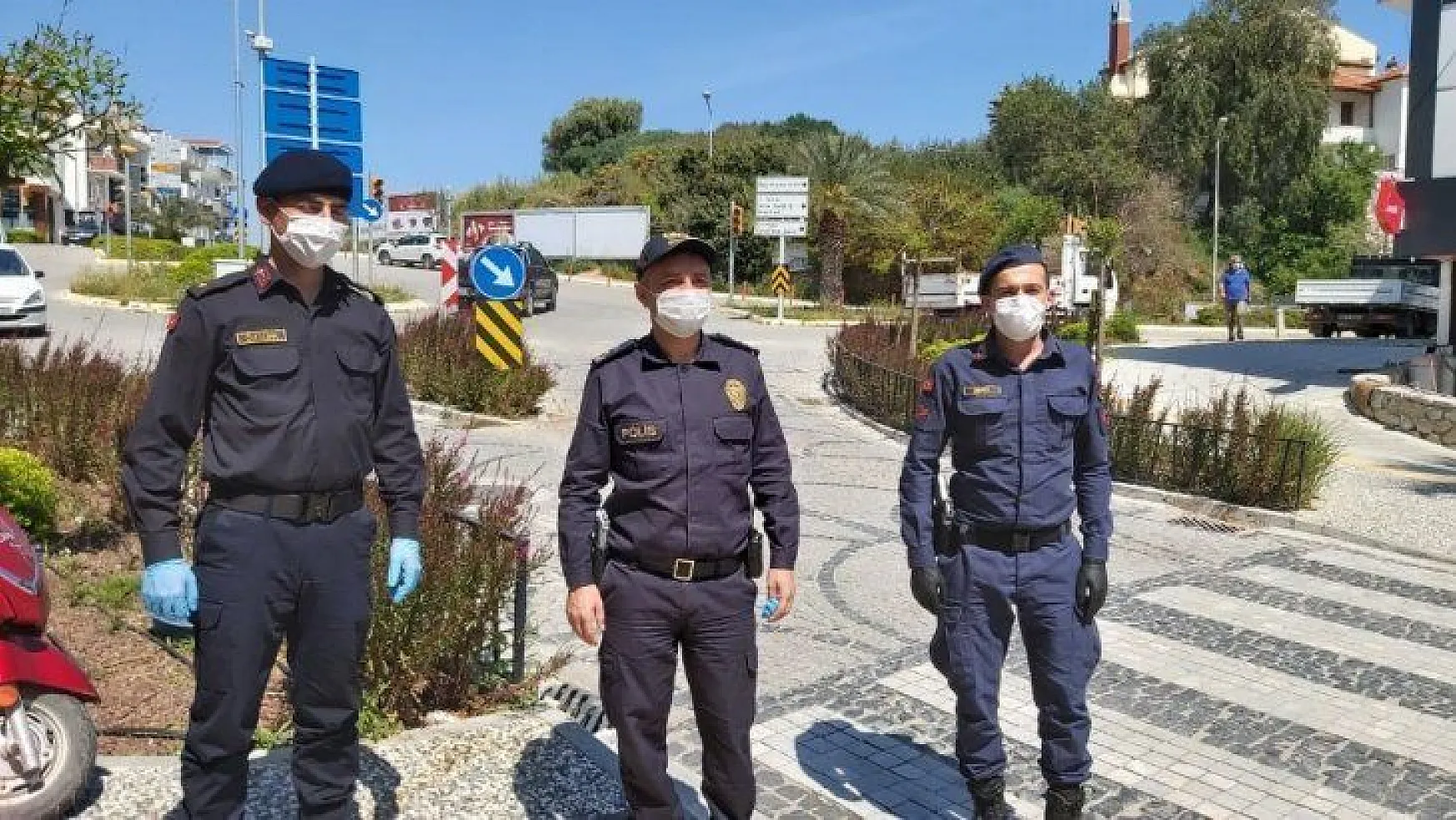 Datça'da polis ve jandarma sokağa inip birlikte maske dağıttı