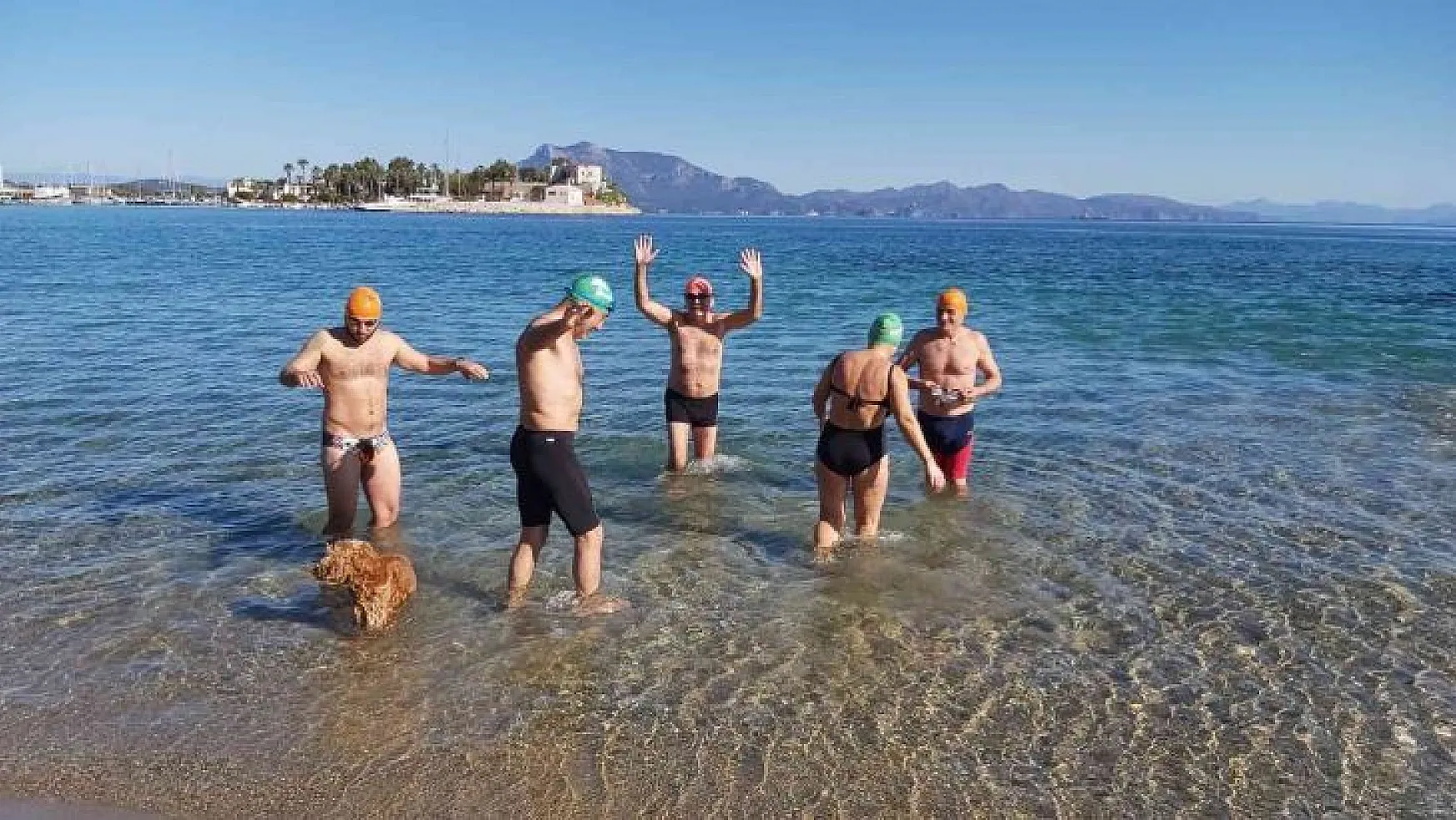 Datça Kış Yüzme Maratonu'na yüzerek davet ettiler