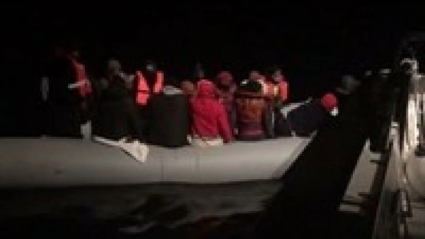 Denizde mahsur kalan mültecilerin imdadına Sahil Güvenlik Ekipleri yetişti