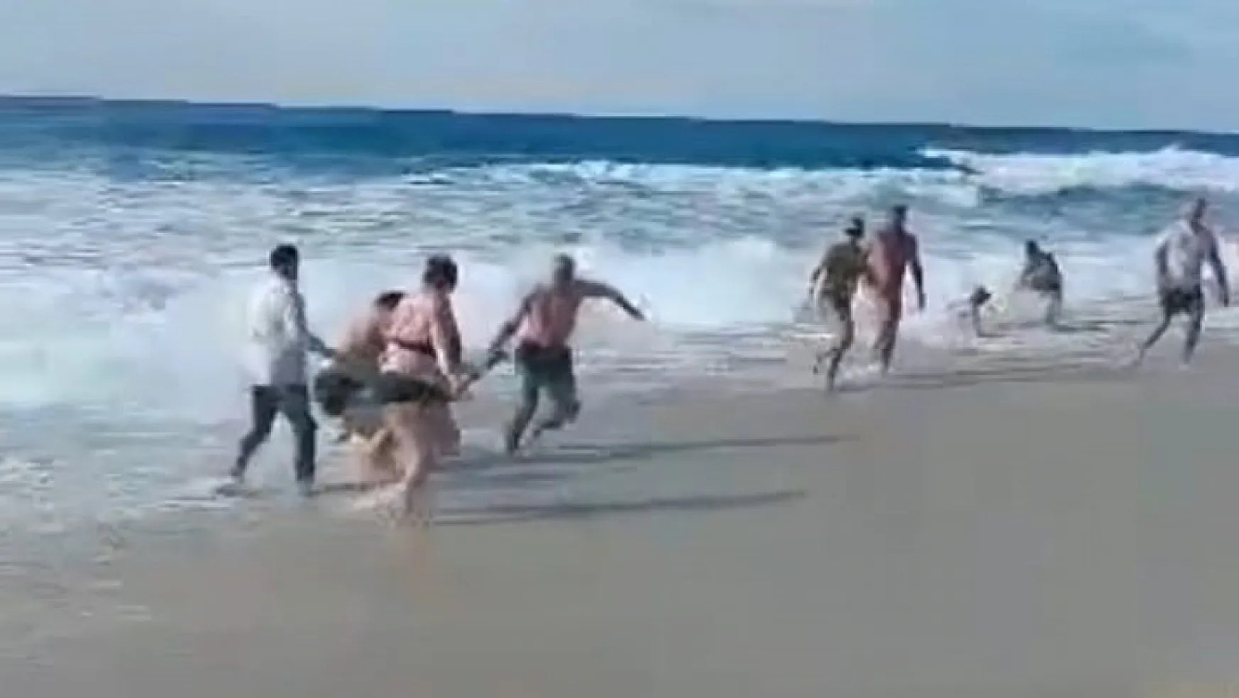 Denize giren turistlerin boğulma tehlikesi geçirdiği anlar kamerada