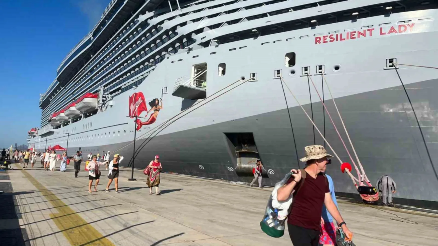 Dev yolcu gemisi 2 bin 300 yolcuyla Bodrum'a geldi