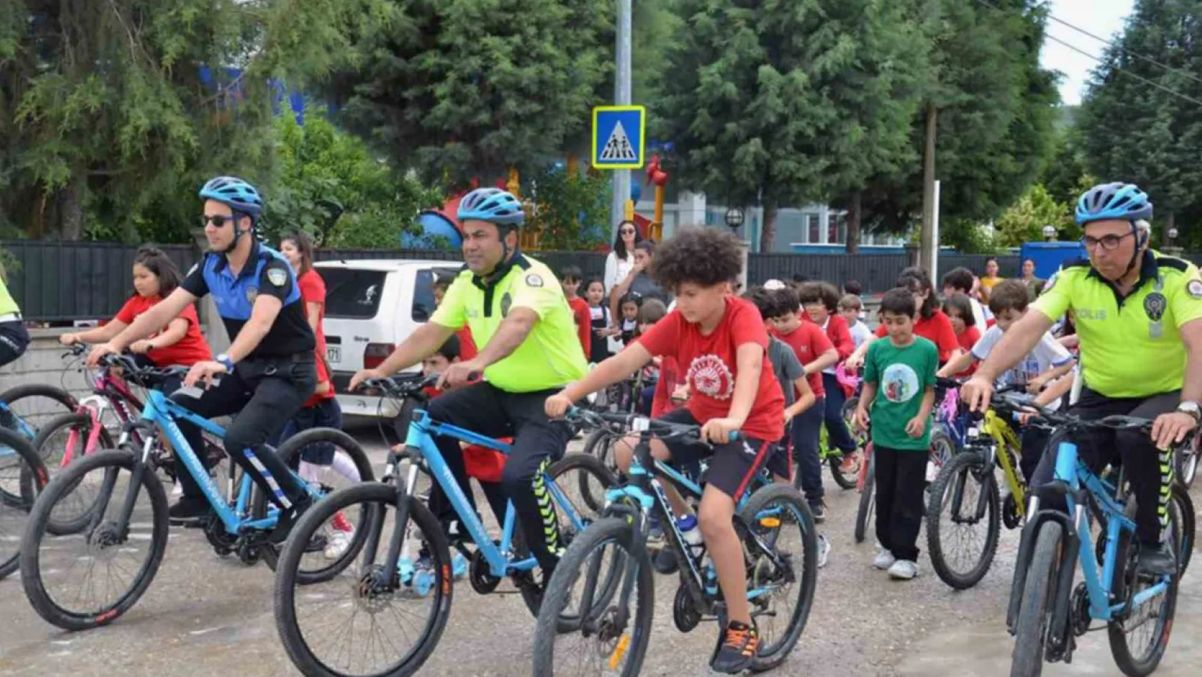 Dünya Bisiklet Gününde miniklerle pedal çevirdiler