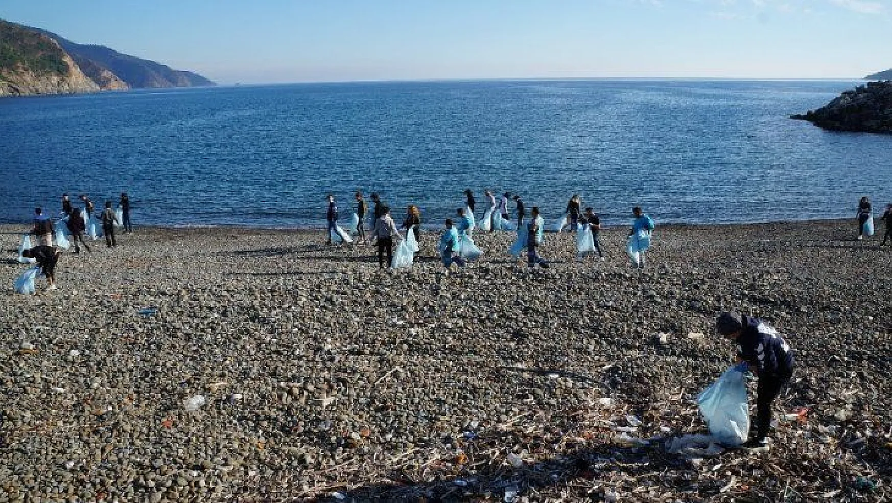 Duyarlı gençler sahili temizledi