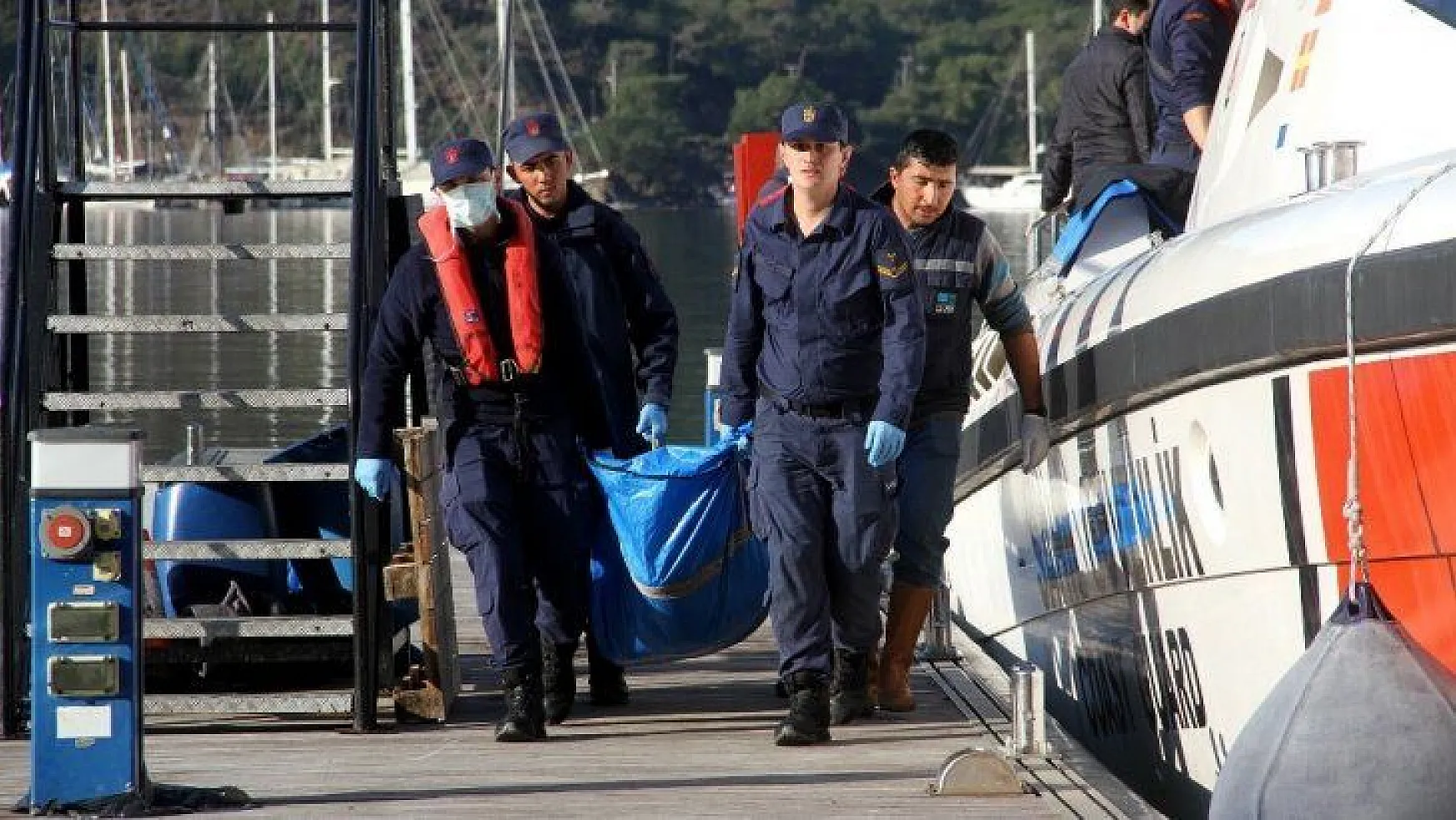 Düzensiz göçmenlerin cesetleri kıyıya taşındı
