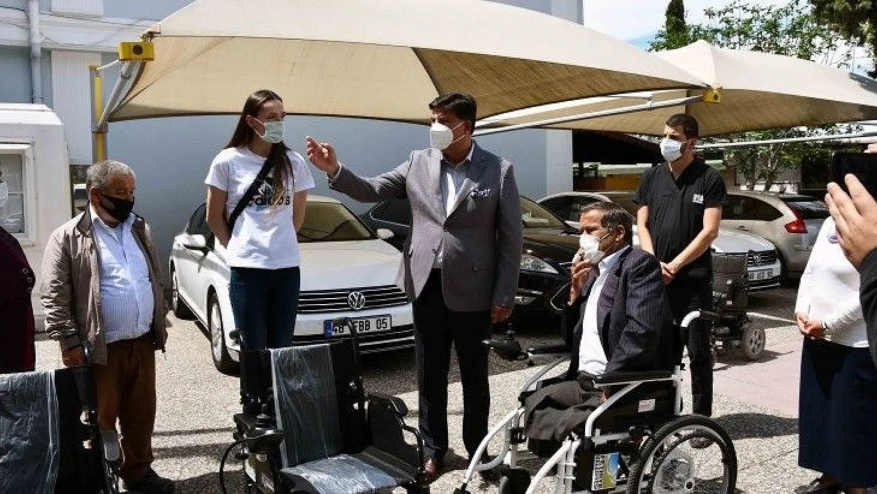 Engelli Vatandaşlara Akülü Sandalye Hediye Edildi