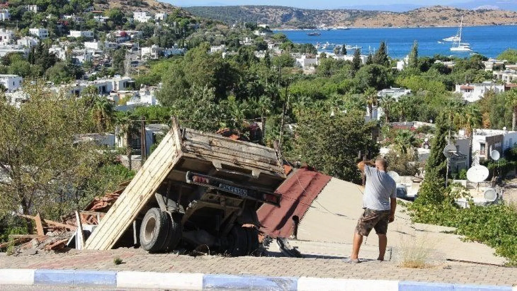 Ev salçası yaparken evinin çatısından içeri kamyon girdi