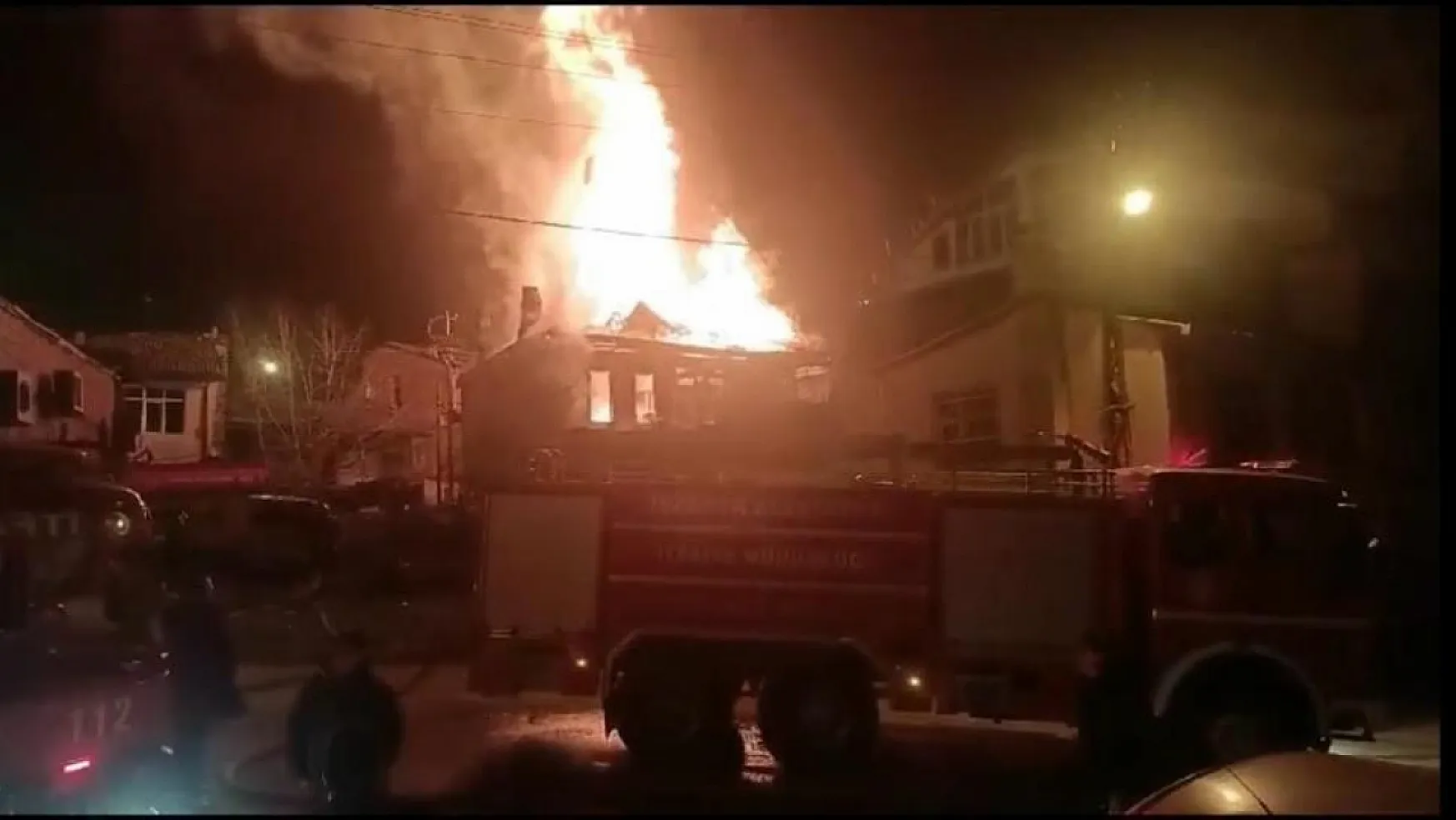 Ev yangını: Alevler geceyi aydınlattı