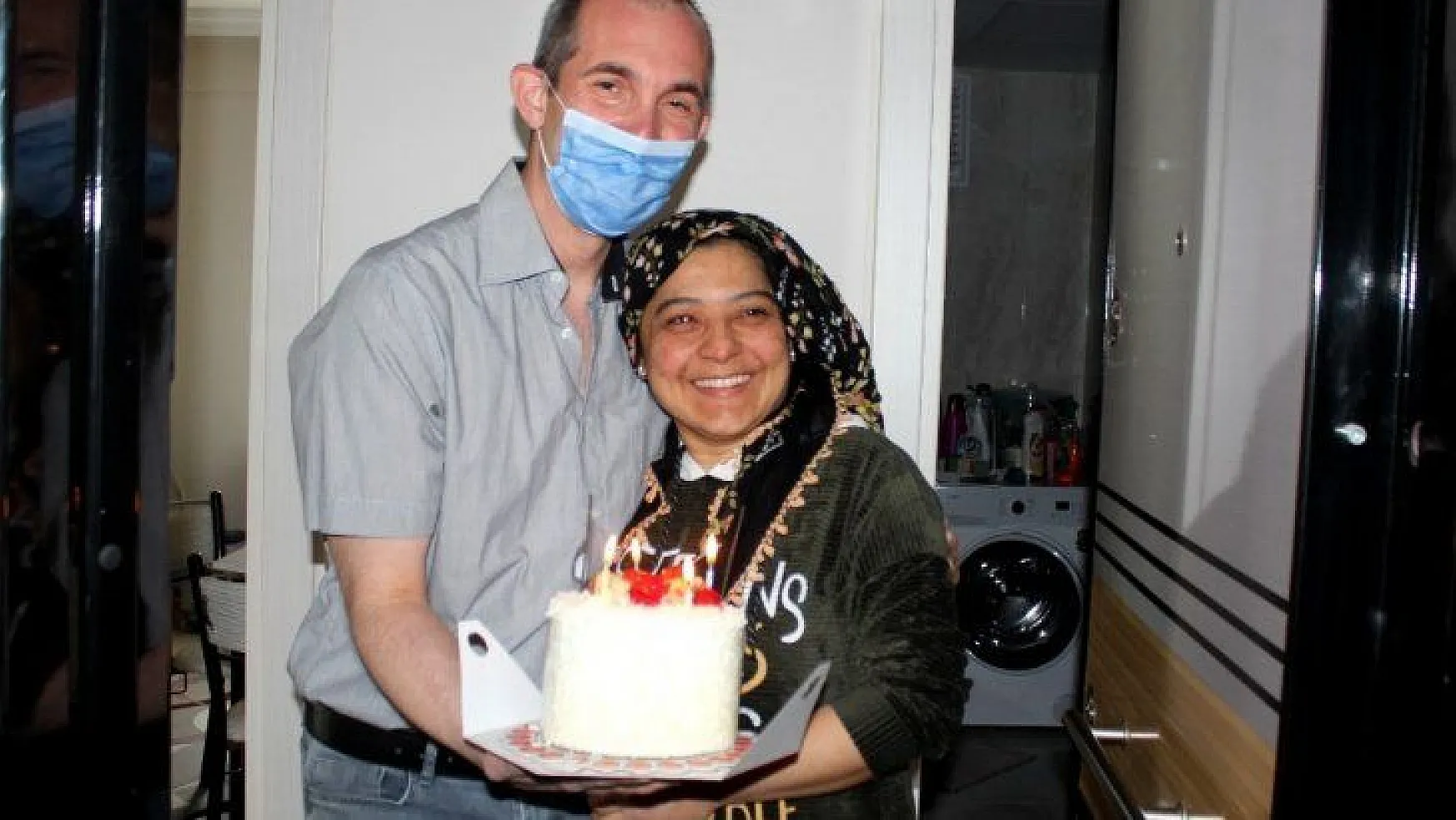 Evden çıkamayan çift belediye başkanından doğum günü pastası istedi