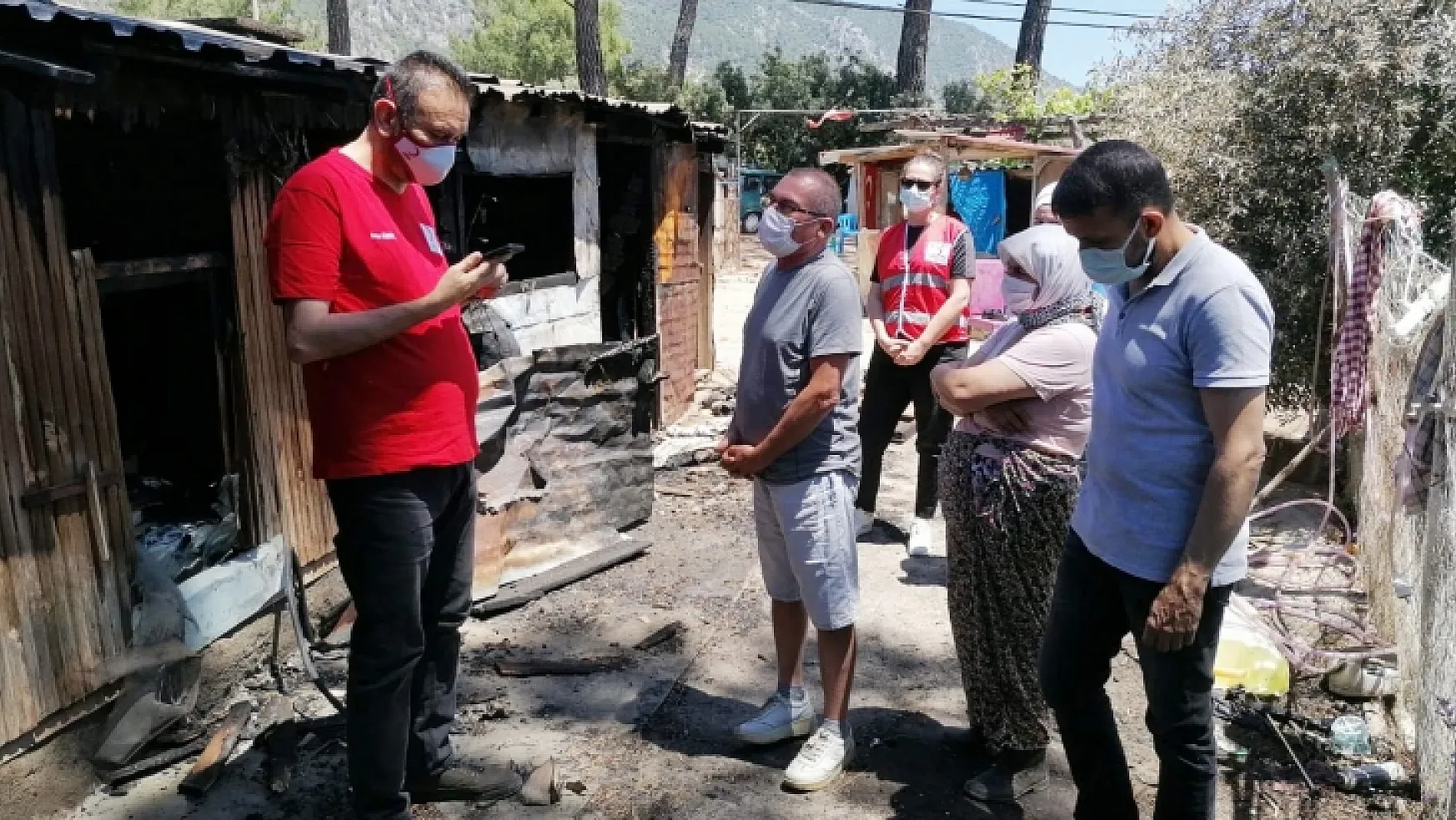 Evi yanan aileye Kızılay'dan yardım eli