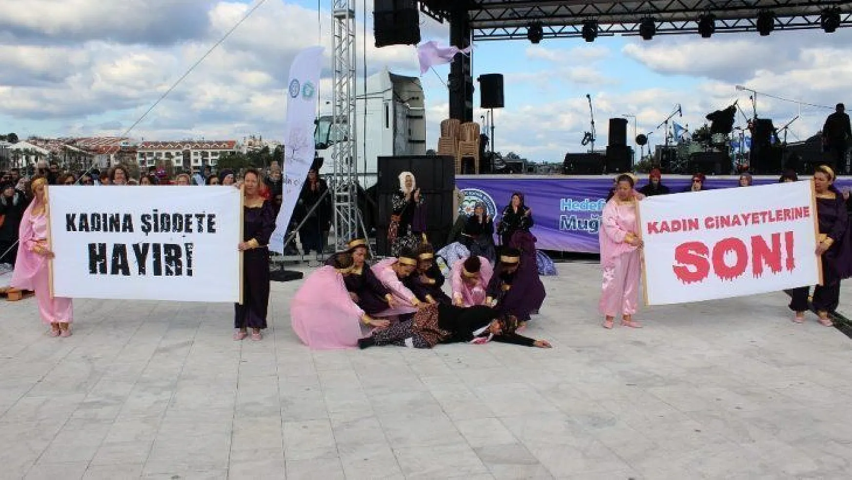 Festivalde kadına şiddeti dikkat çektiler