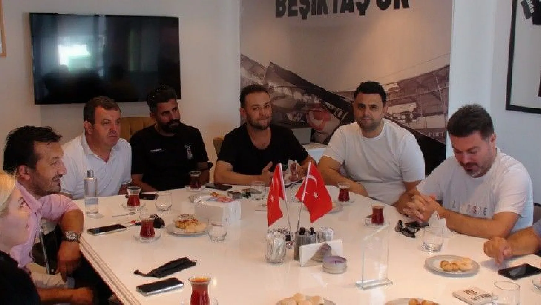 Fethiye Beşiktaş Taraftarlar Derneği yönetim kurulu üyeleri ile bir araya geldi