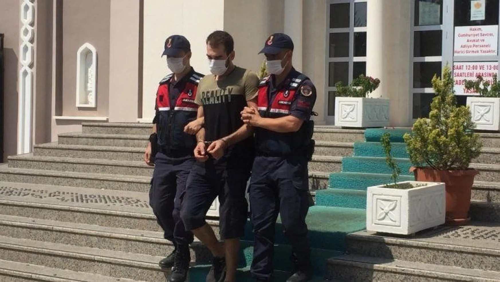 Fethiye'de 5 ayrı suçtan aranan şüpheli Jandarmadan kaçamadı