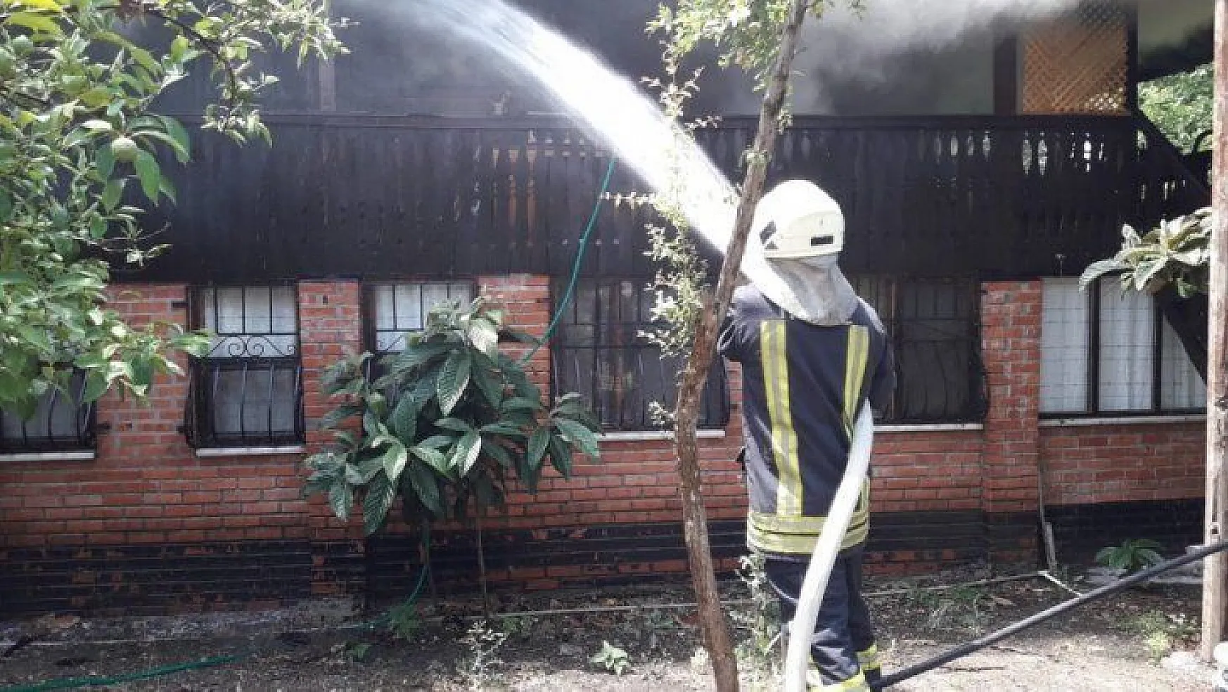 Fethiye'de iki katlı ahşap evde yangın çıktı
