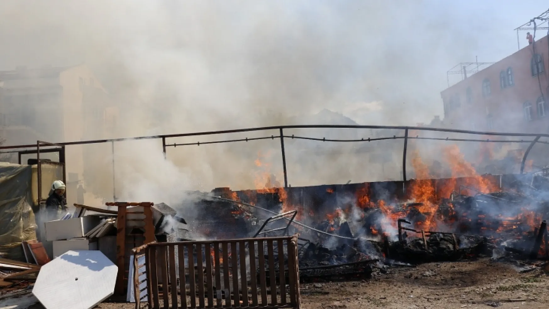 Fethiye'de ikinci el eşya mağazasının deposunda yangın çıktı