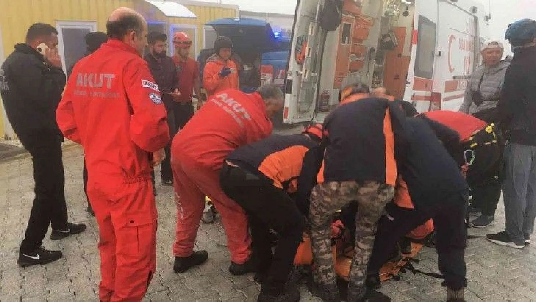 Fethiye'de kayalıklara düşen Rus paraşütçü kurtarıldı