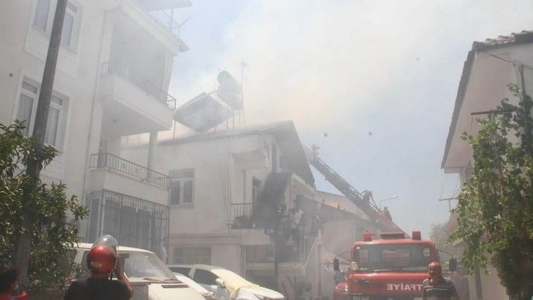 Fethiye'de korkutan çatı yangını