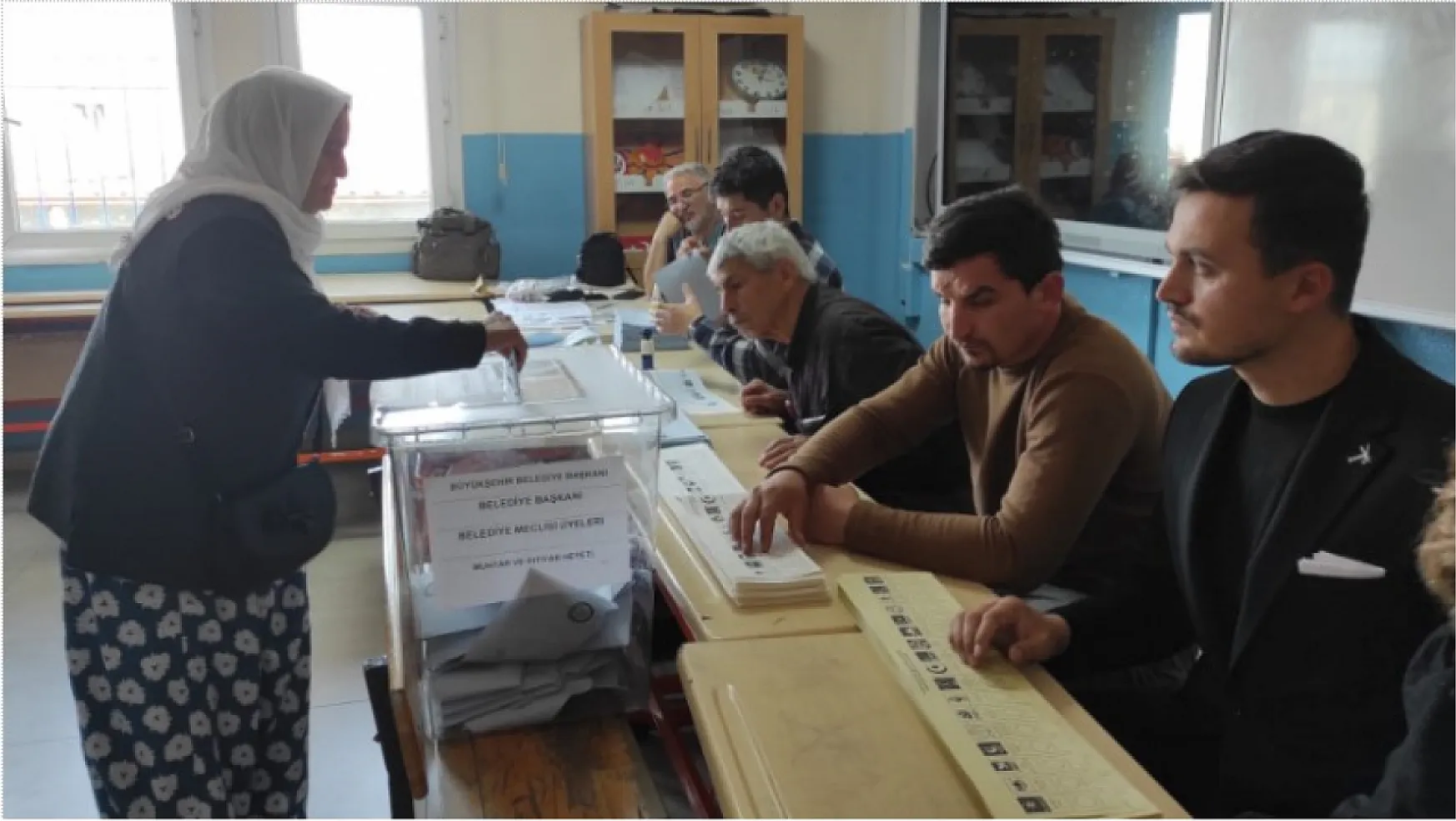 Fethiye'de okullarda oy verme yoğunluğu