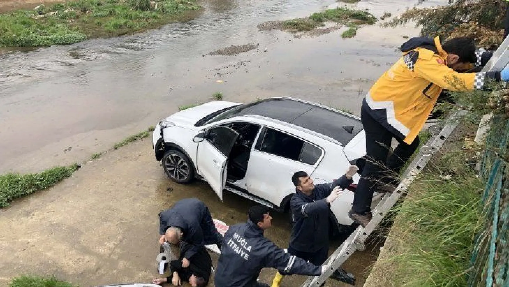 Fethiye'de otomobil sulama kanalına uçtu 1 yaralı