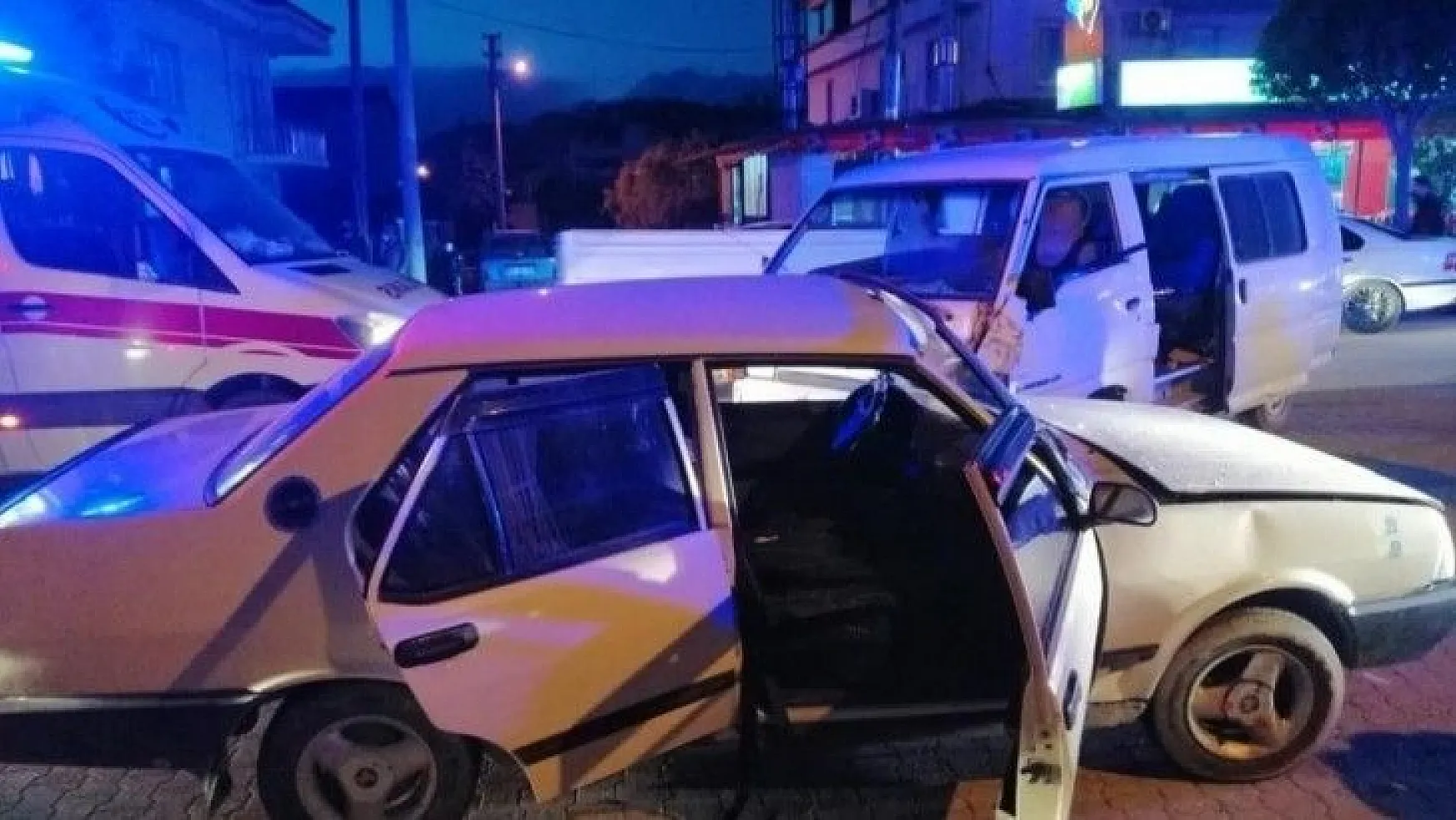 Fethiye'de otomobille kamyonet çarpıştı: 5 kişi yaralandı
