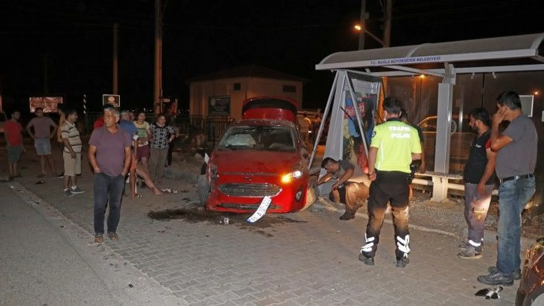 Fethiye'de otomobille kamyonet çarpıştı: 2 yaralı