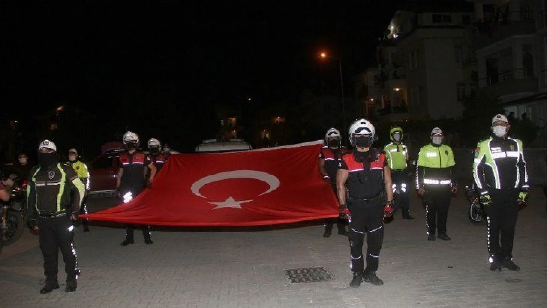 Fethiye'de polisler sokakta, vatandaşlar balkonda İstiklal Marşı okudu