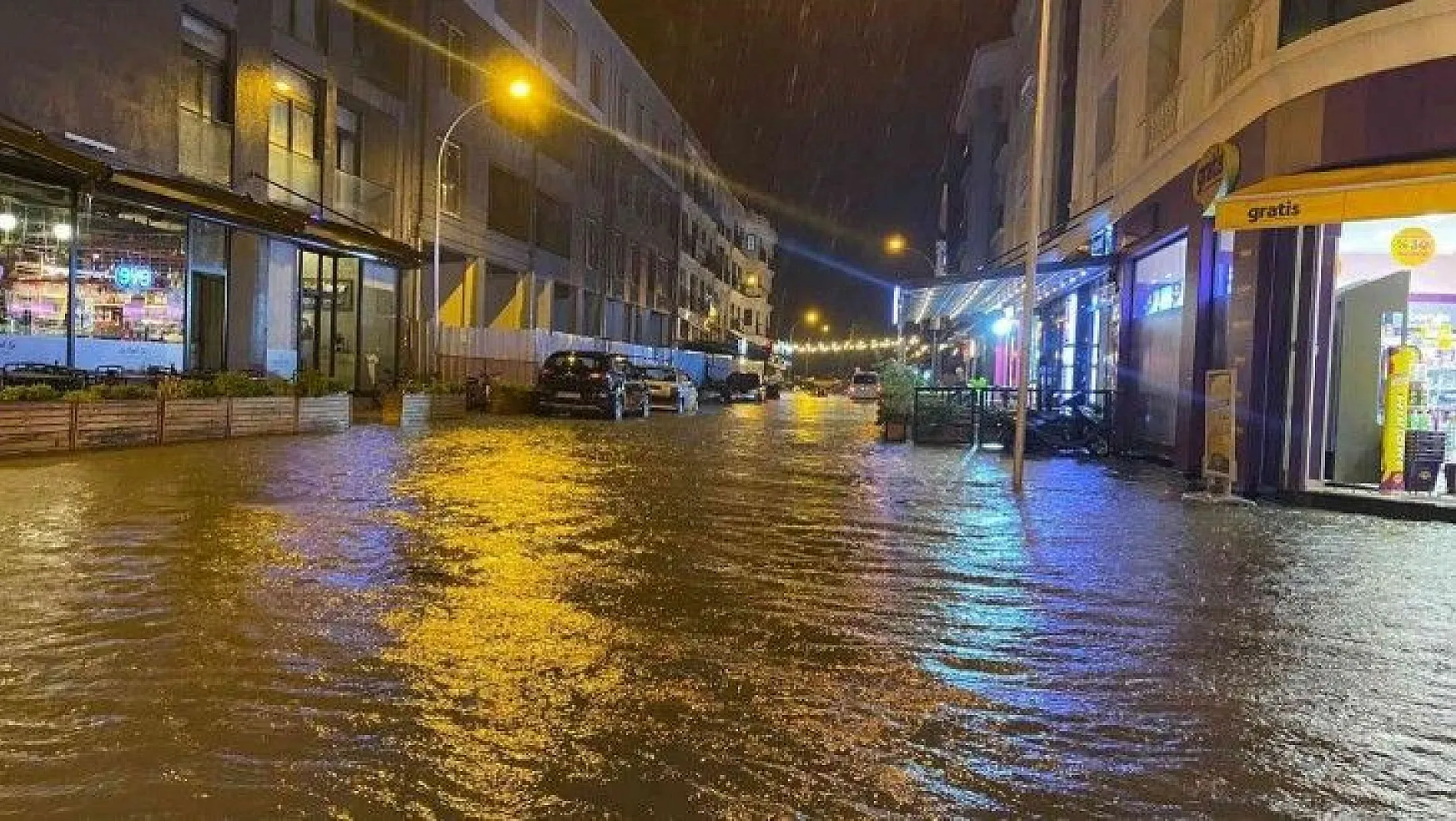 Fethiye'de sağanak yağış etkili oldu