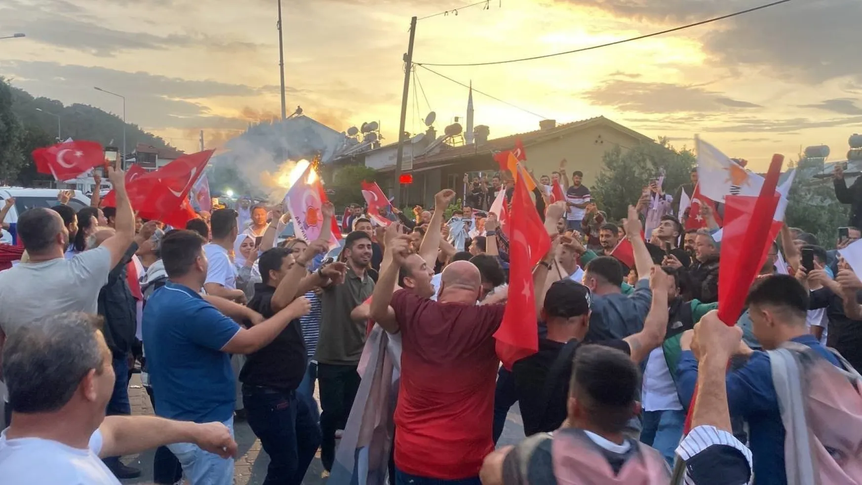 Fethiye'de seçim zaferi kutlanıyor