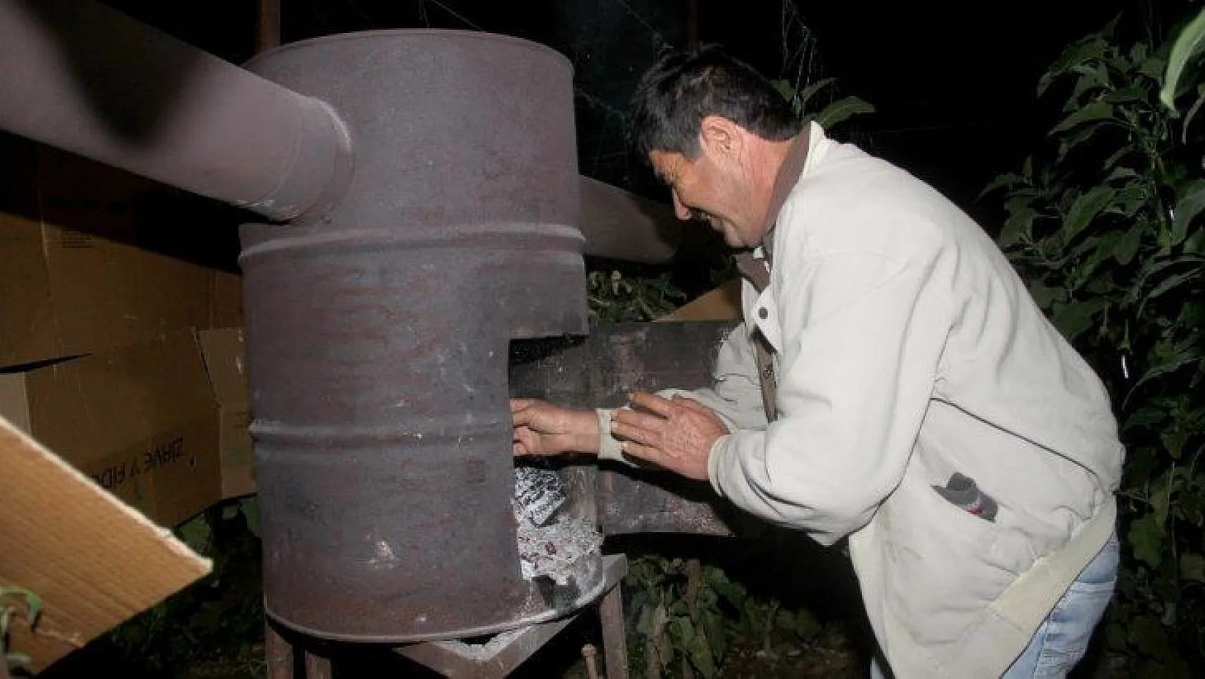 Fethiye'de sera üreticisinin sobalı don nöbeti