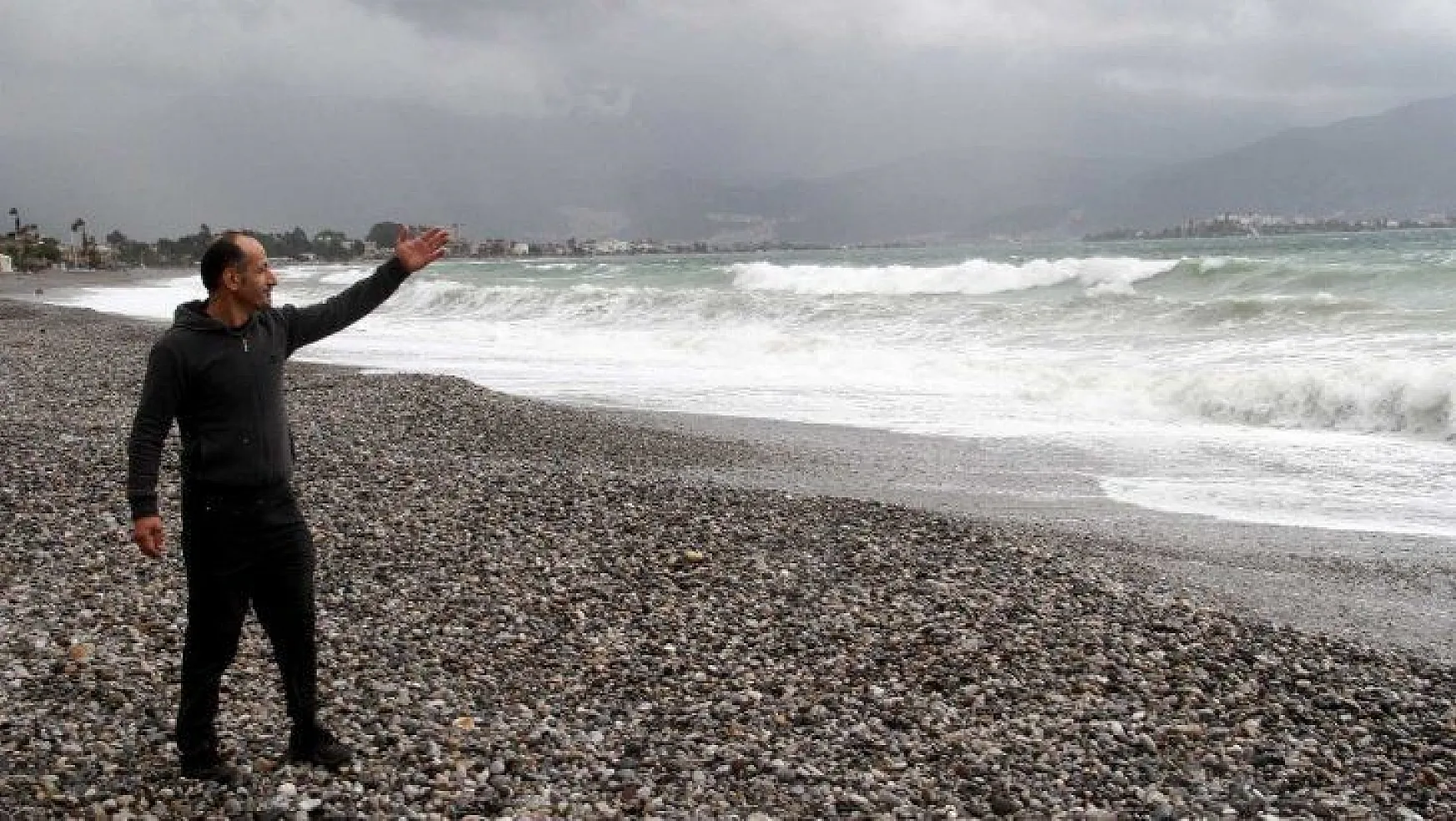 Fethiye'de şiddetli rüzgar yüksek dalgalar oluşturdu
