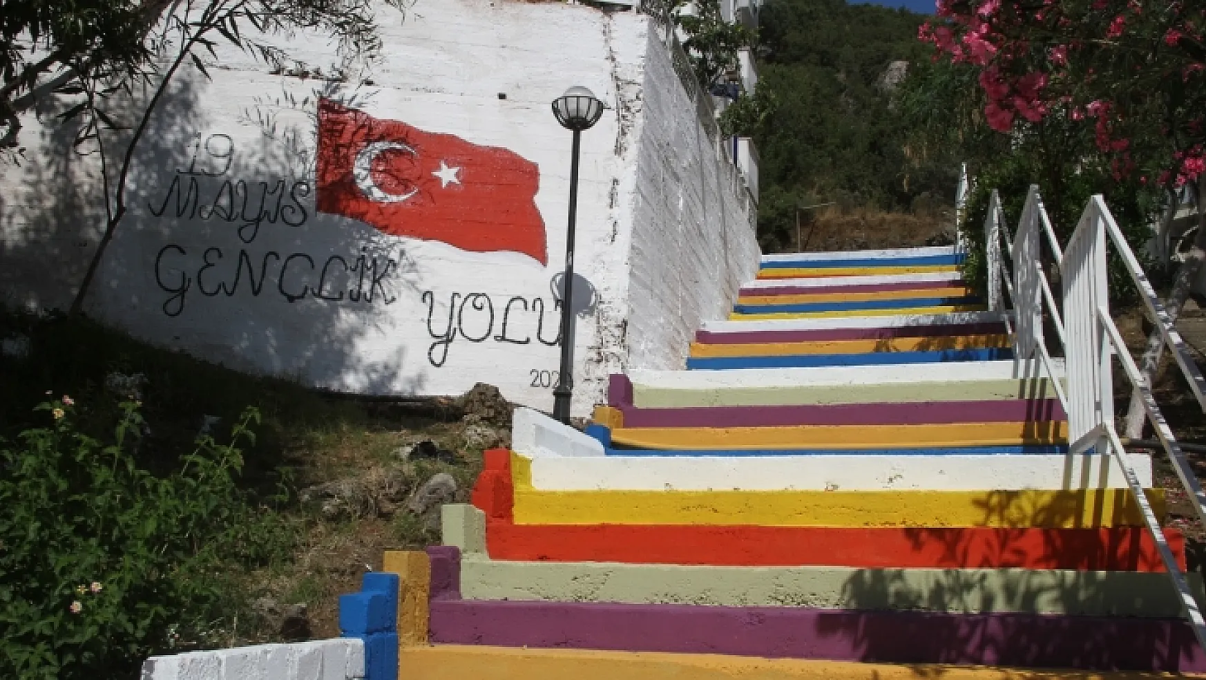 Fethiye'de site merdivenlerine gökkuşağı renkleri
