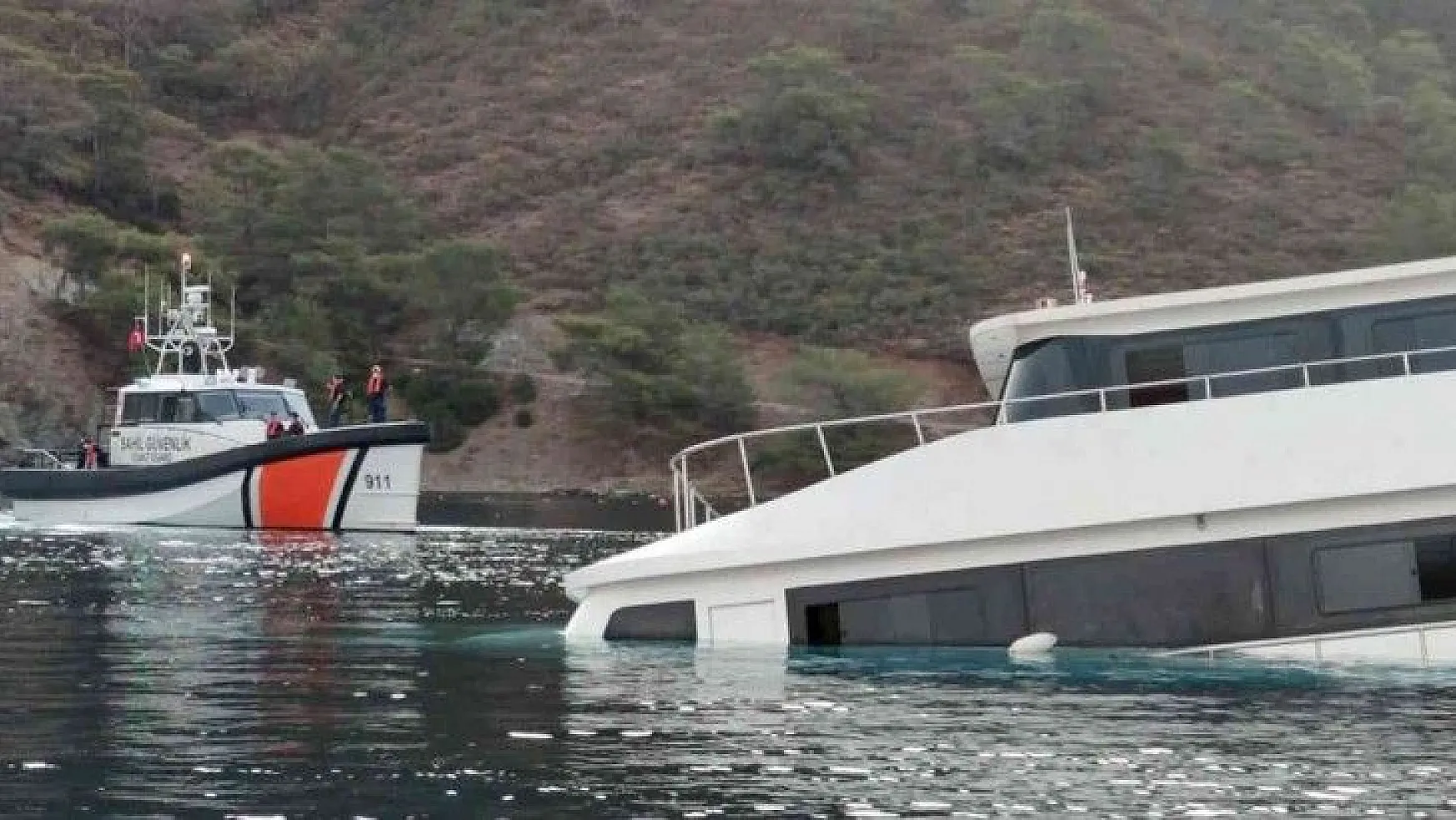 Fethiye'de su alarak batan teknedeki 3 kişi kurtarıldı