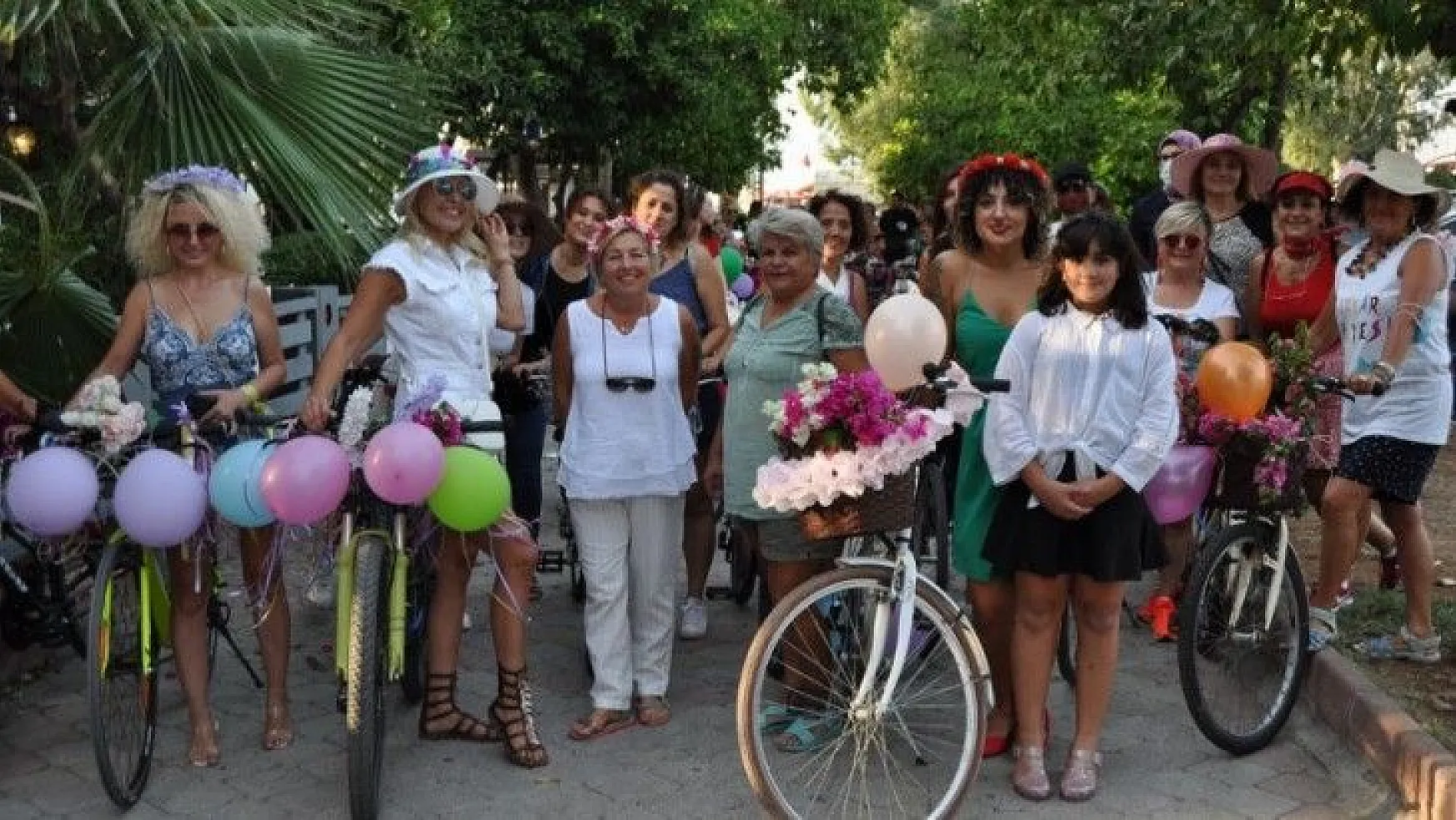 Fethiye'de 'Süslü Kadınlar Bisiklet Turu' gerçekleşti