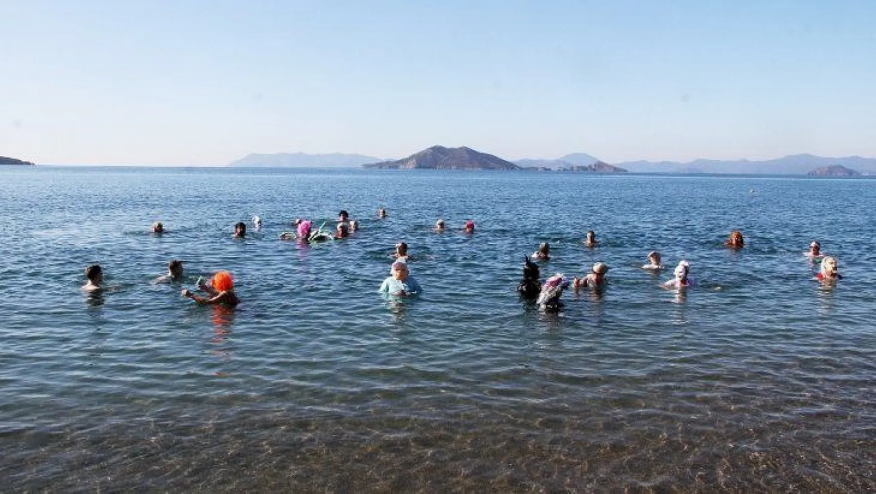 Fethiye'de yabancılar, yardım için kostümlerle denize girdi