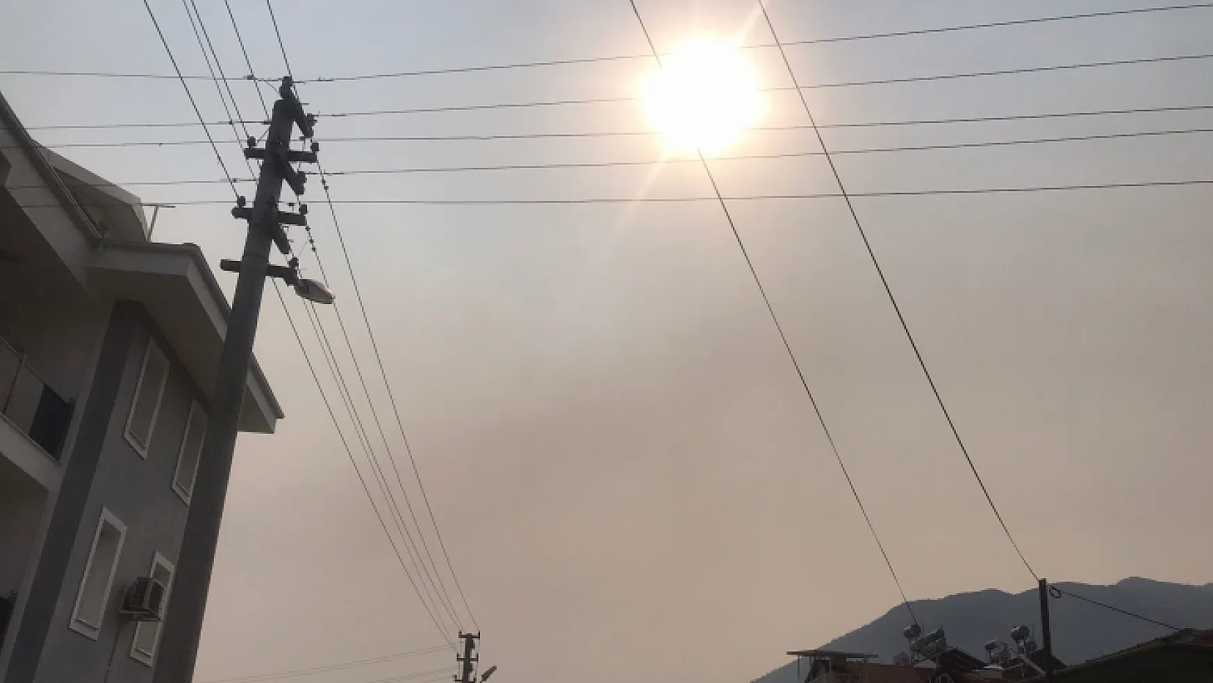 Fethiye'yi kaplayan dumanlardan güneş gözükmüyor
