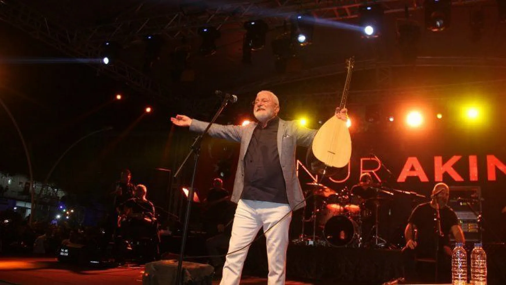 Fethiye'deki Cumhuriyet Konserinde Onur Akın Rüzgarı
