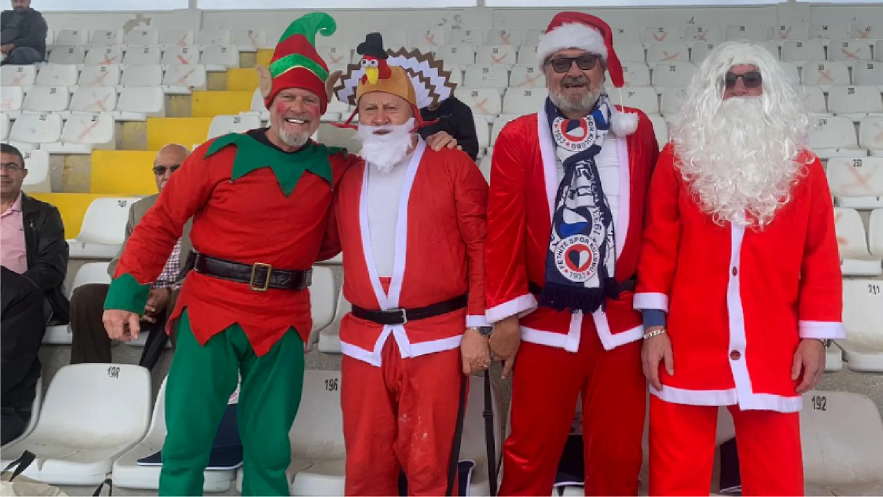 Fethiyespor maçını Noel Baba kostümüyle izlediler İlgi odağı oldular…