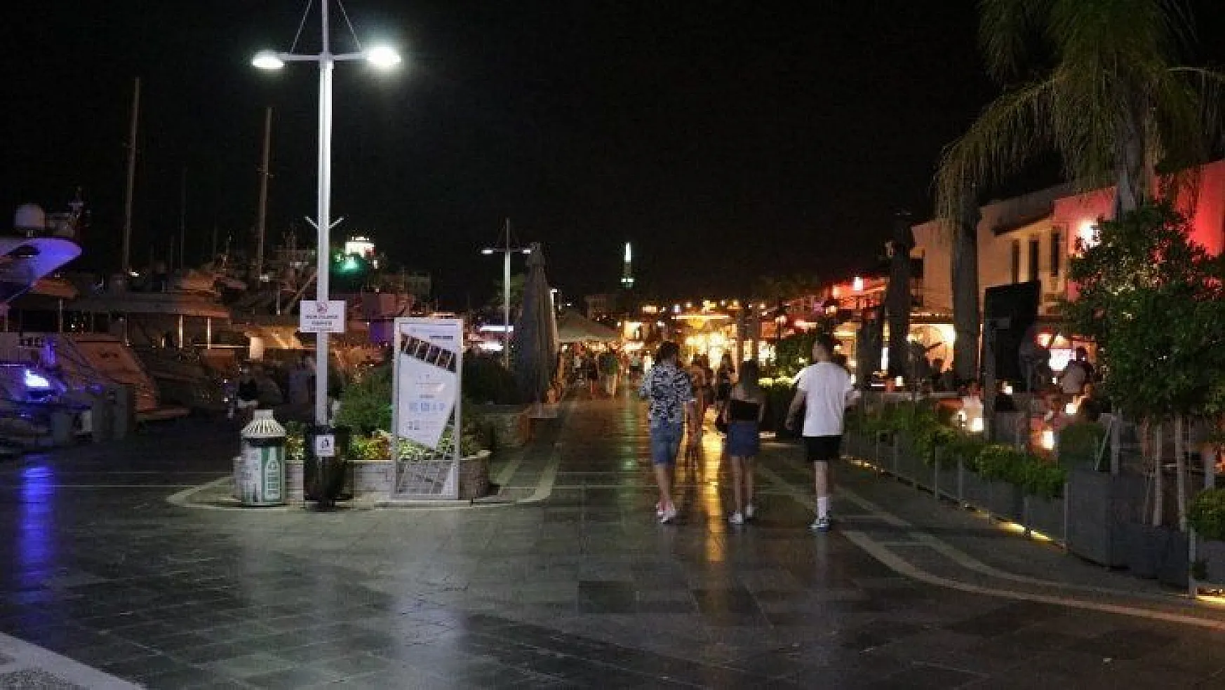 Gece 24.00'ten sonra Marmaris'te sadece insan sesi vardı