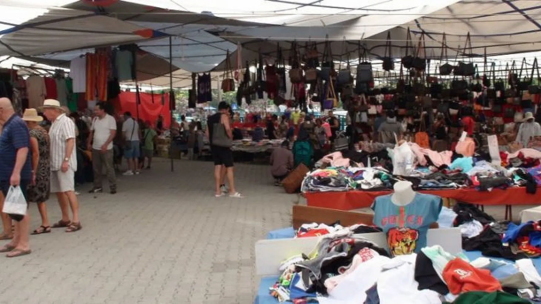 Giyim pazarında turist yoğunluğu