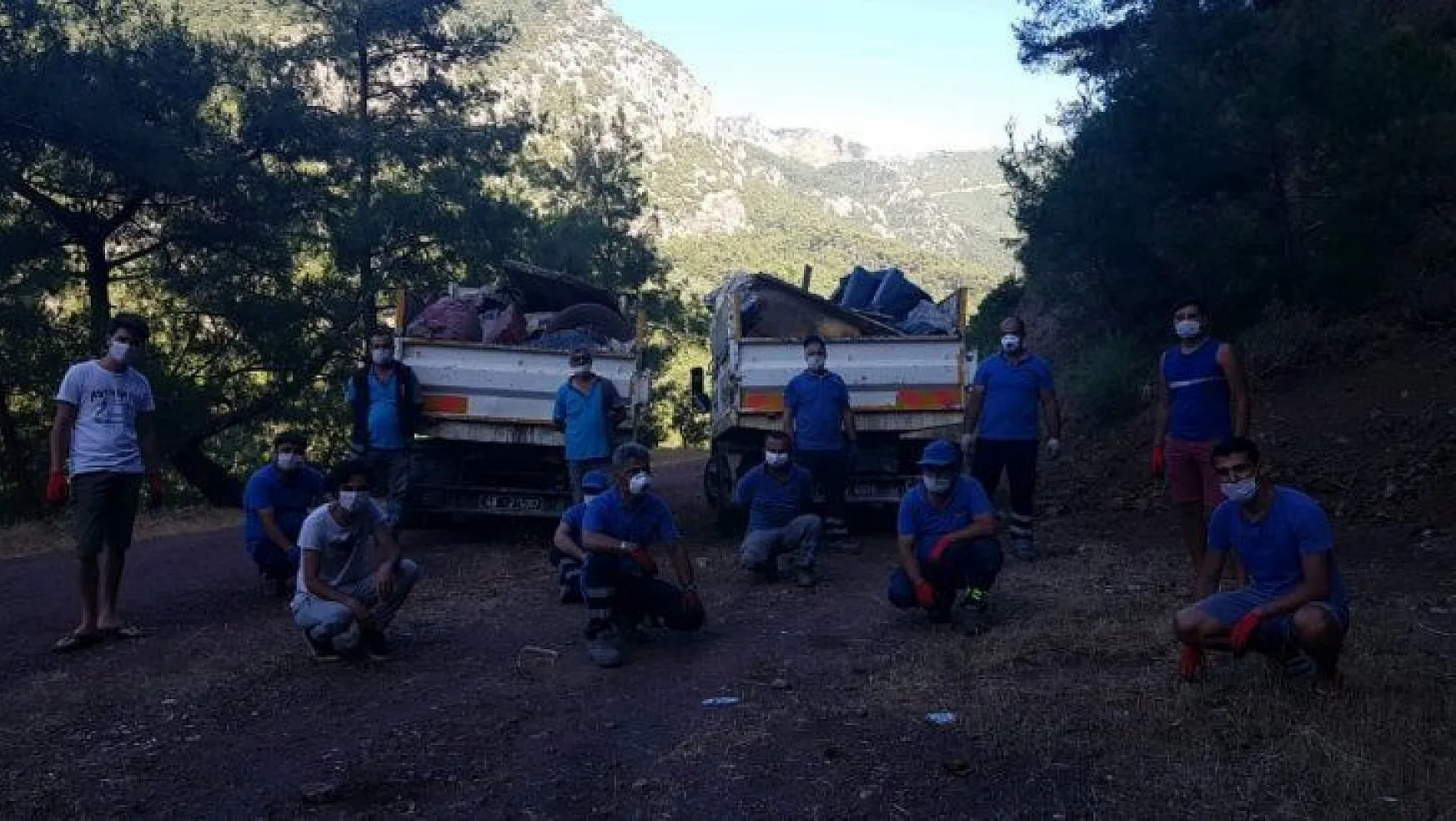Gönüllü gençler turistik mahallede 4 kamyon çöp topladı