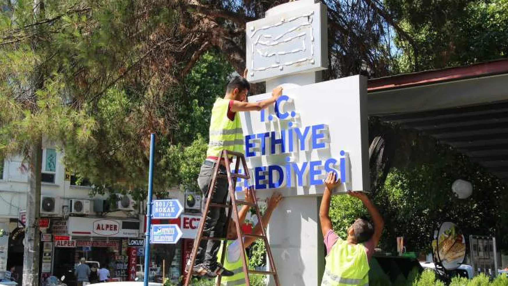 Fethiye Belediyesi tabelasına T.C. ibaresi eklendi