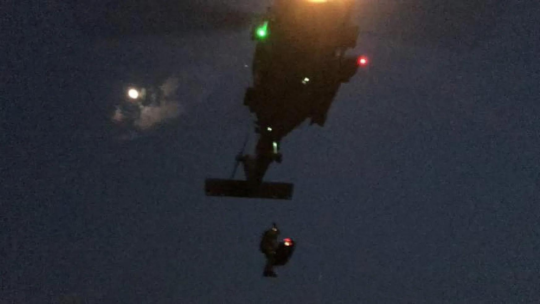 Düşen Macar Paraşütçü Askeri Helikopter İle Kurtarıldı(video)