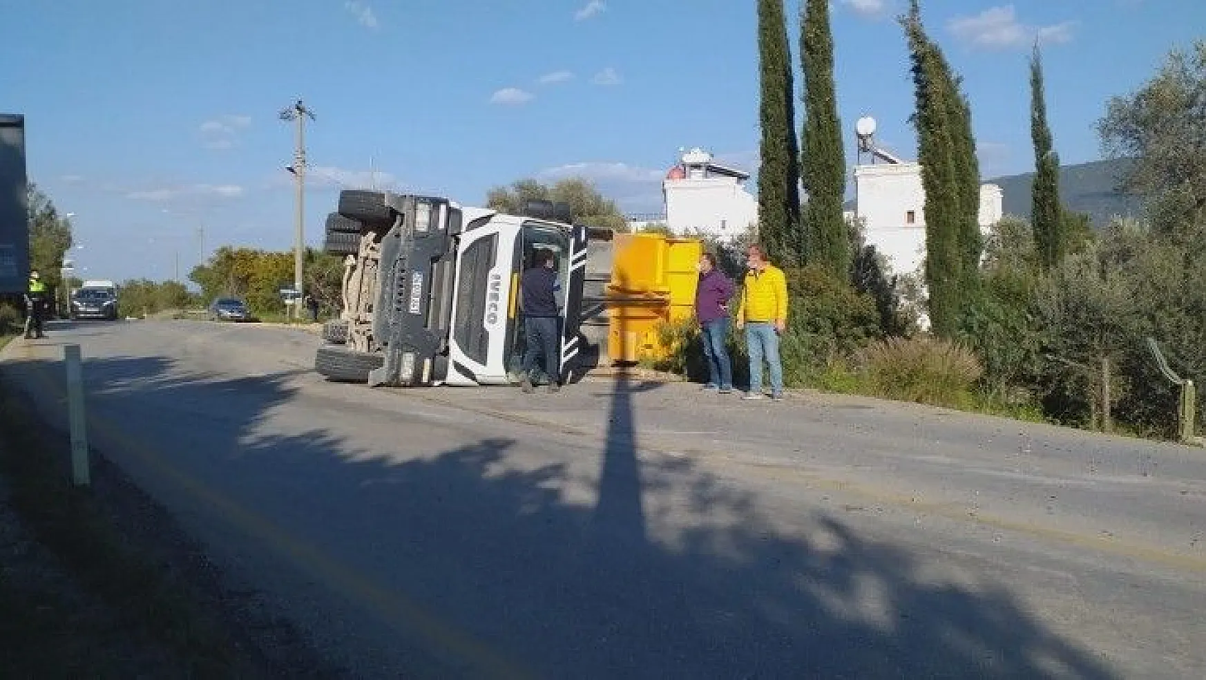 Hafriyat kamyonu devrildi: 1 yaralı