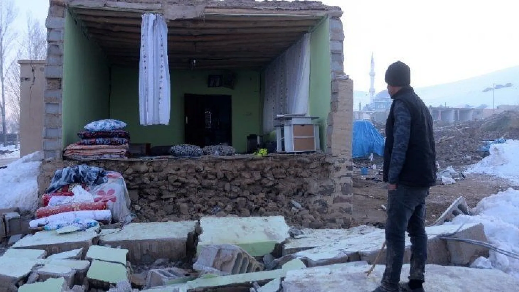 İki depremin yaşandığı köyde sağlam ev kalmadı