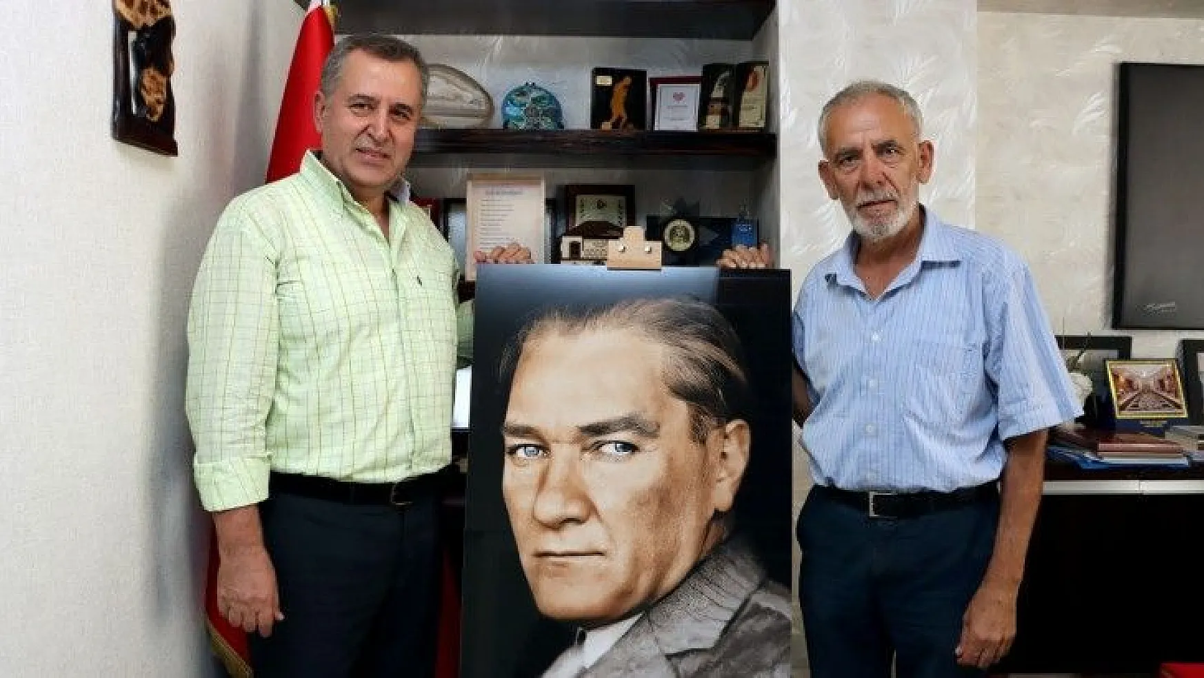 İş insanı Arıcan, Başkan Çıralı'ya Atatürk Portresi Hediye Etti