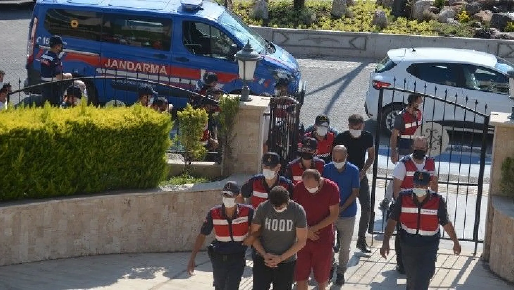 Jandarma'dan insan tacirlerine operasyon: 10 gözaltı
