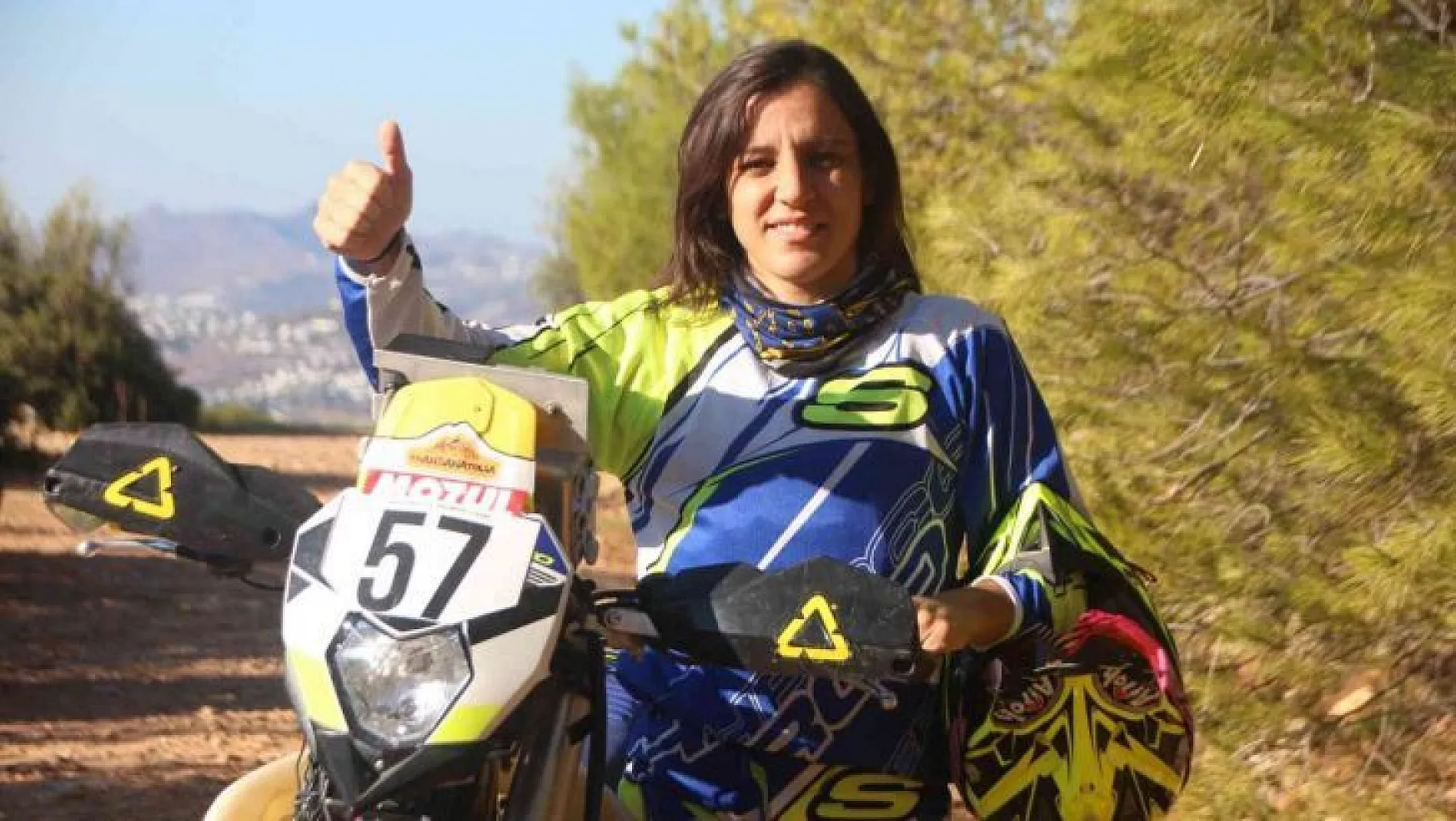 Kadın motorcu motosiklet tutkusunu toprak pistlere taşıdı